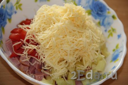 Сыр натереть на мелкой тёрке и добавить в начинку для багета из колбасы, помидоров и перца.