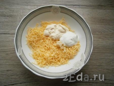 К сыру и чесноку добавить майонез и сметану.