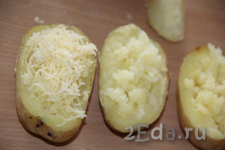 Посыпать картофель сыром. Перемешать "взрыхлённую" мякоть картофеля с сыром.
