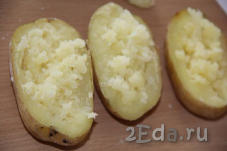Картофель разрезать на две части и взрыхлить картофельную мякоть чайной ложкой или вилкой.