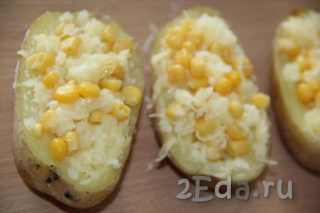 Слегка перемешать картофельно-сырную начинку с кукурузой.
