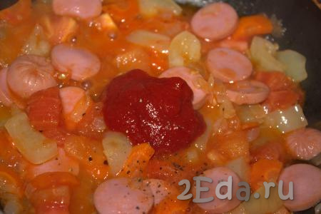 В сковороду к тушёным овощам выложить сосиски и томатную пасту (томатную пасту можно заменить на один стакан томатного сока). Подливу хорошенько перемешать, посолить, приправить специями по вкусу. Накрыть сковороду крышкой и тушить подливу с сосисками, овощами и томатной пастой на минимальном огне 10-15 минут, периодически помешивая.