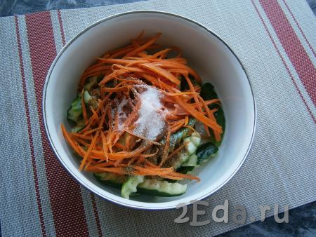 Добавить очищенную и натёртую на корейской тёрке морковь, всыпать соль, сахар, смесь перцев, кориандр.