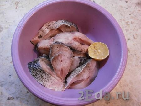 Рыбу посолить и поперчить, выдавить сок лимона, перемешать. Оставить рыбку на 30 минут.