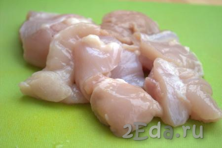 Куриное филе вымыть, а затем обсушить на бумажном полотенце. Нарезать куриное мясо на кусочки среднего размера.