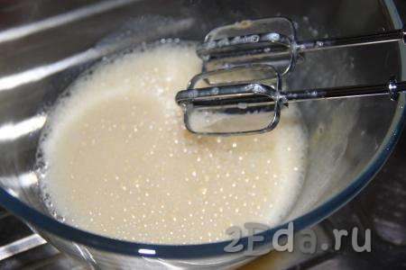 Яйца с сахаром взбить с помощью миксера в течение 1 минуты.