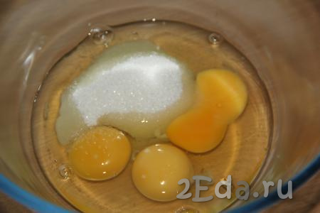 Соединить сахар и яйца в глубокой миске.