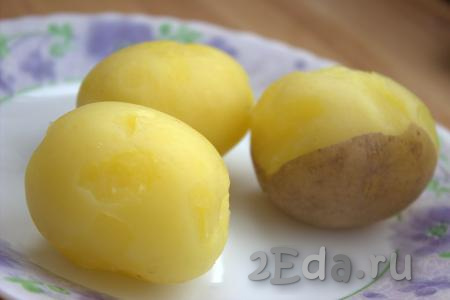 Слить воду и дать картофелю немного остыть, затем его очистить.