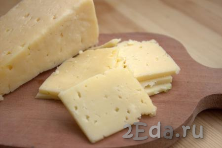 Сыр нарезать тонкими ломтиками.