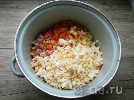 Добавить нарезанные маленькими кубиками вареные яйца и очищенную вареную морковь.