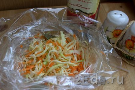 В пакет для запекания выложить овощи, добавить лавровый лист (я листик разломала пополам), полить оливковым (или растительным) маслом.