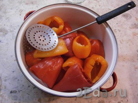В большой кастрюле вскипятить воду, поместить в неё подготовленный перец. Когда вода с перцем закипит, отварить перчик в течение 7-10 минут, затем переложить его в миску и дать остыть.