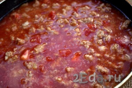 В сковороду к фаршу и овощам влить томатную пасту, разведённую в воде. Если нужно, ещё раз посолить и приправить по вкусу любимыми специями. Перемешать, довести соус с фаршем до кипения, уменьшить огонь, накрыть сковороду крышкой и готовить, примерно, 10-15 минут (до желаемой густоты).