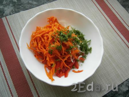 Корейскую морковку нарезать на недлинные полоски и вместе с измельчённым укропом добавить в салат из курицы, лука и болгарского перца.