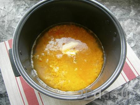 Далее высыпать в чашу горох, влить горячую воду, добавить соль, специи и сливочное масло.