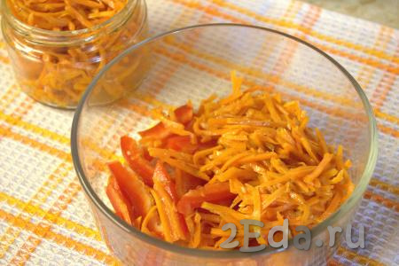 Корейскую морковку нарезать на небольшие полоски и выложить в миску к болгарскому перцу.
