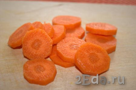 Морковь нарезать кружочками.