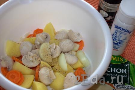 В глубокой миске соединить нарезанные картошку, морковку, лук и шампиньоны, посолить, поперчить, по желанию, можно посыпать гранулированным чесноком.