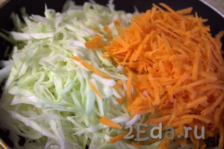 Сковороду с высокими бортиками хорошо разогреть, влить две столовые ложки растительного масла и выложить нарезанную капусту и натёртую морковь.