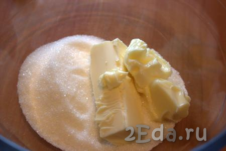 В миске соединить сливочное масло комнатной температуры, сахарный песок и ванилин.