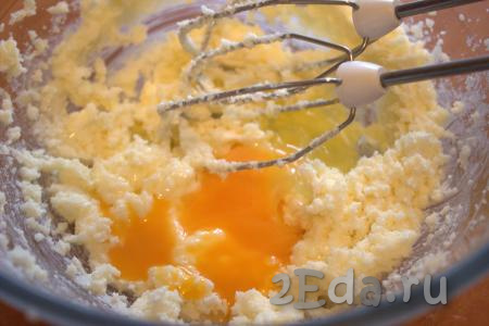 Затем добавить яйцо и ещё раз тщательно взбить до однородной массы.