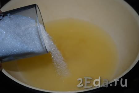 В образовавшийся айвовый навар добавляем сахар и начинаем варить сироп.