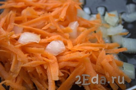 Затем морковь добавить в сковороду к луку. Обжаривать овощи в течение 5-7 минут на среднем огне, помешивая.