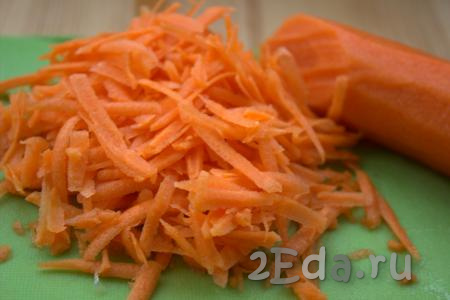 Морковь очистить и натереть на средней тёрке.