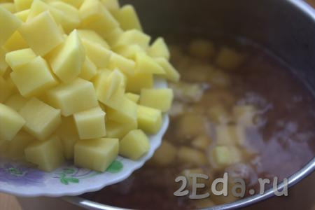 Как только перловка станет мягкой, добавить в кастрюлю нарезанный картофель и варить картошку с перловкой 10-15 минут.