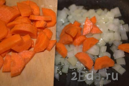 На сковороду влить растительное масло, добавить лук и обжаривать, помешивая, на среднем огне минуты 2-3 (до мягкости лука). Затем нарезанную морковку выложить к луку и обжаривать ещё 5 минут, не забывая помешивать.