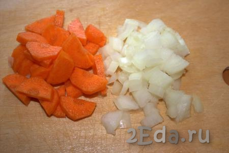 Морковь очистить, промыть и нарезать полукольцами. Лук очистить, нарезать на небольшие кубики.