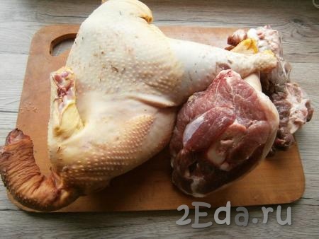 Курицу (домашнюю курицу, если нужно, обсмалить), рульку и свинину на кости хорошо вымыть.