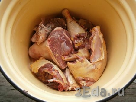 Курицу разрубить на части и поместить в большую кастрюлю вместе с рулькой и свининой на кости.