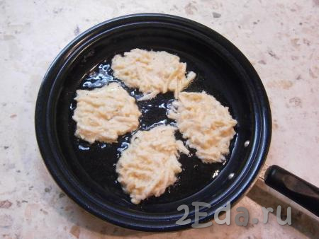 2-3 столовые ложки растительного масла разогреть в сковороде, выкладывать яблочную массу столовой ложкой в виде небольших лепёшек.