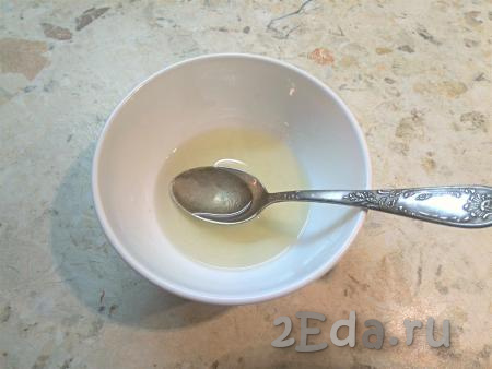 В отдельную тарелку влить растительное масло, добавить сахар и лимонный сок, тщательно размешать, чтобы сахар растворился, и заправка для салата готова.