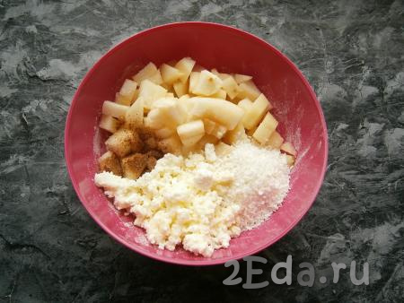 Нарезать груши средними кубиками в отдельную миску, добавить к ним кокосовую стружку, сахар, корицу и творог.