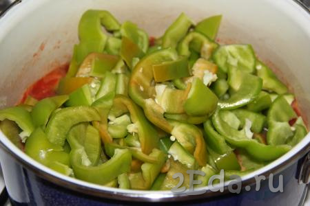 Болгарский перец, очищенный от плодоножек и от семян, крупно нарезать и добавить в закипевшую томатную массу.