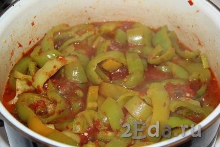 Перемешать болгарский перец с томатной массой и довести до кипения. Варить лечо с момента закипания 30 минут на небольшом огне, периодически аккуратно перемешивая.