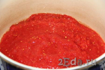 Пропустить вымытые помидоры через мясорубку и выложить в кастрюлю.