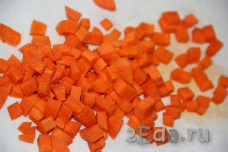 Морковь очистить и нарезать на мелкие кубики.