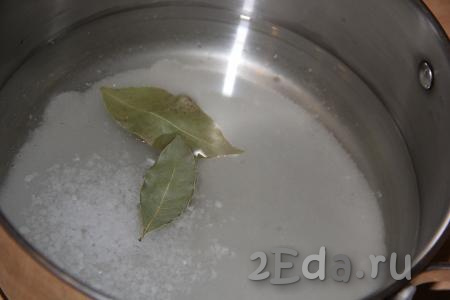 Для приготовления маринада влить воду в кастрюлю, добавить масло, сахар, уксус, лавровые листья и соль.