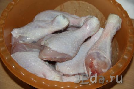 Разделить маринад на две части. Одну часть маринада добавить к куриным ножкам и хорошо перемешать. 