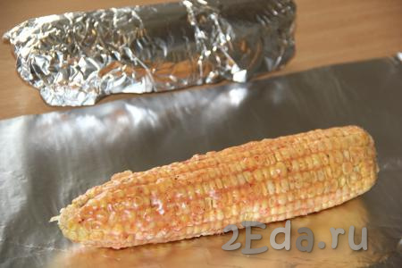 Выложить каждый початок кукурузы, смазанный сливочным маслом со специями, на лист фольги и плотно завернуть.