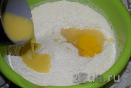 К мучной смеси добавляем яйцо и выливаем растопленное не горячее сливочное масло.