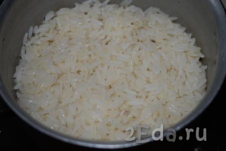 В это время отварить рис до готовности, согласно инструкции на упаковке. Готовый отваренный рис промыть под холодной водой, дать стечь лишней воде, а затем немного его подсолить.