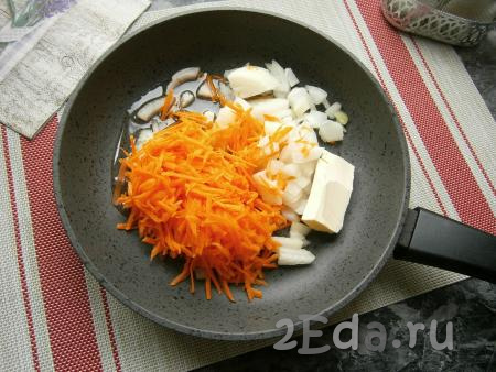 Очистить морковь и лук. В сковороду влить 2 столовые ложки растительного масла, добавить сливочное масло, выложить морковку, натёртую на крупной тёрке, и нарезанный лук.