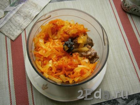 Переложить немного остывшую печень в чашу блендера, добавить подготовленные лук с морковью.
