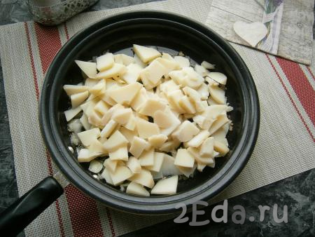 Далее добавить в сковороду очищенный и нарезанный отварной картофель (я нарезала четвертинами).