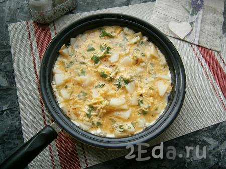 В сковороду с картофелем, обжаренным с луком, влить яично-сырную смесь.