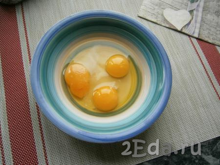Яйца разбить в миску, добавить немного соли.